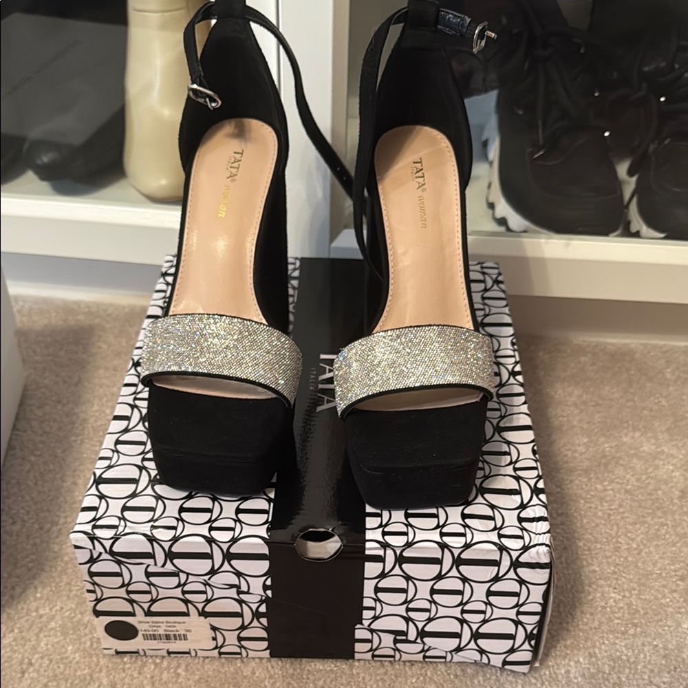 NIB Tata Italia Suede and Rhinestone Sz 36 Sandal